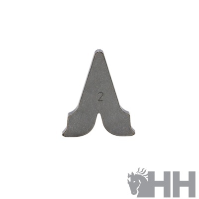 Peça metálica triangular com número 2 e logótipo HH no fundo branco