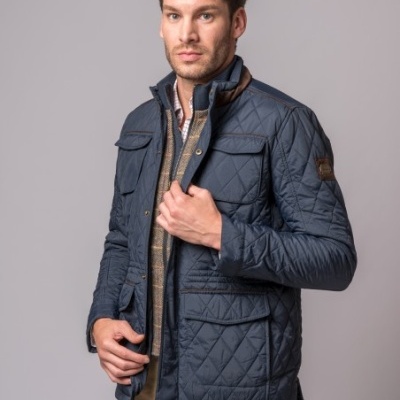 Homem com casaco azul escuro acolchoado e camisa de xadrez