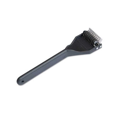 Pente removedor de pêlos preto com lâminas metálicas sobrepostas.