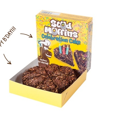 Caixa amarela com muffins de chocolate e embalagem colorida de bolo de celebração