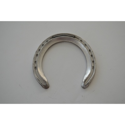 Ferradura metálica prateada com orifícios para pregos