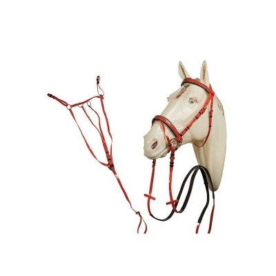 Bridão e cabeçada vermelhos em cabedal numa cabeça de cavalo creme