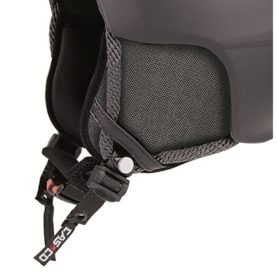 Detalhe de capacete preto com acolchoamento cinza e fivelas pretas com detalhes em vermelho