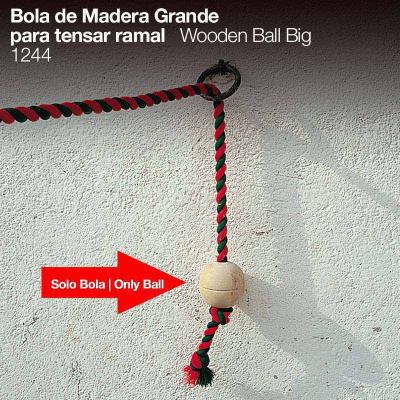 Bola de madeira grande pendurada numa corda trançada colorida junto a uma parede branca.