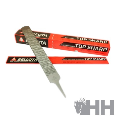 Lima metálica sobre caixas vermelhas e pretas 'BELLOTA' e 'TOP SHARP'