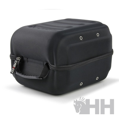 Mala preta retangular com alça e ilhós, em fundo branco