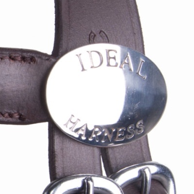 Ferragem oval metálica com gravação 'IDEAL HARNESS' em tira de couro castanho escuro