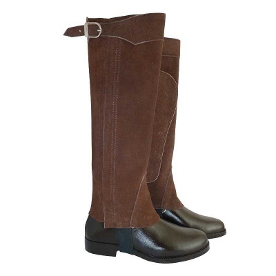 Botas altas castanhas e pretas com fivela prateada