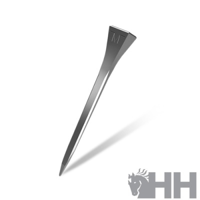 Prego metálico prateado com a letra M gravada numa superfície branca com logotipo HH