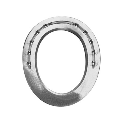 Ferradura metálica prateada com pequenos furos