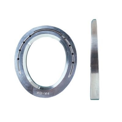 Ferradura metálica prateada com marcação KB-W4