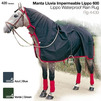 Cavalo equipado com manta impermeável preta e proteções vermelhas nas patas