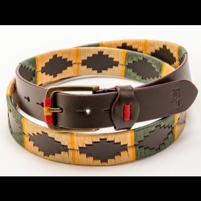 Cinto em couro castanho e tecido com padrão geométrico colorido