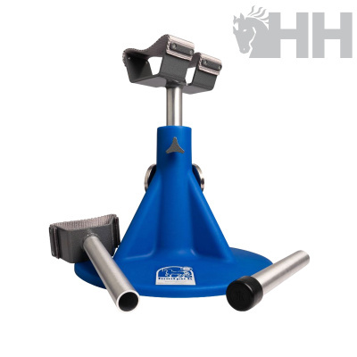 Suporte azul metálico com logótipo e dois tubos metálicos ao lado