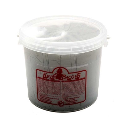 Depósito plástico com tampa contendo produto escuro com etiqueta Kevin Bacons