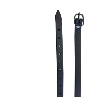 Cinto preto com fivela preta sobre fundo branco