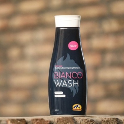 Frasco de shampoo preto com tampa branca e texto 'BIANCO WASH'