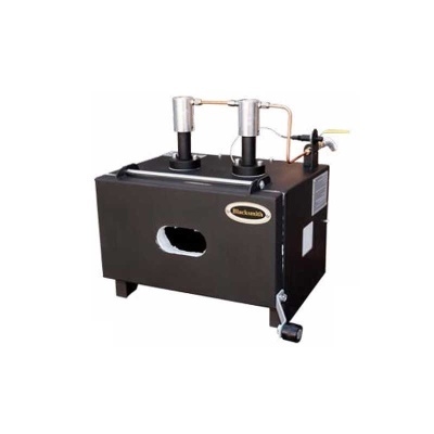 Máquina metálica preta com colunas verticais prateadas e logótipo blacksmith