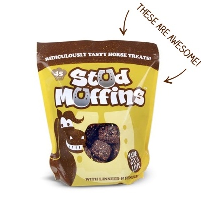 Embalagem amarelo e castanha de petiscos para cavalos Stud Muffins com texto em inglês e desenho de cavalo
