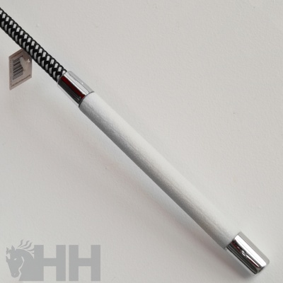 Vara telescópica com cabo branco e detalhes cromados pendurada na parede