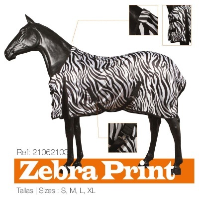 Capa para cavalo padrão zebra preto e branco em manequim preto