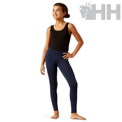 Menina com leggings azuis e camisola preta desportiva em fundo branco com logotipo HH