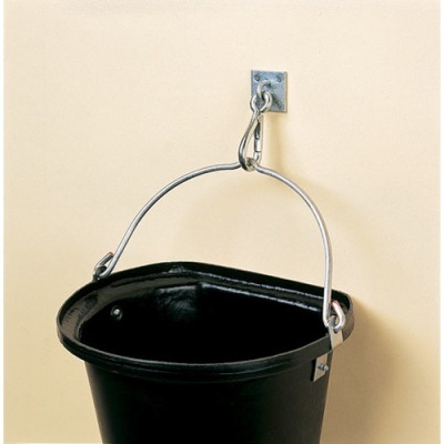 Baldes pretos de plástico pendurados em ganchos de metal na parede
