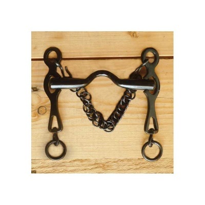 Freio metálico brilhante com corrente sobre madeira clara