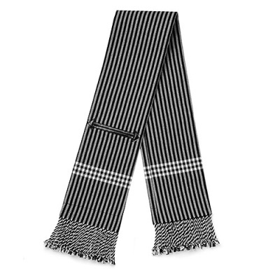 Cachecol riscas pretas e brancas com franjas nas pontas