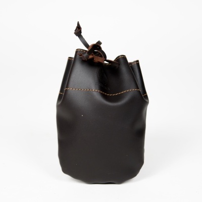 Bolsa saco preta em pele com cordão de fecho e costuras castanhas