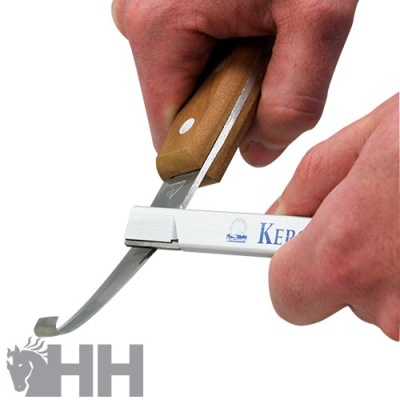 Afiador manual de facas com cabo de madeira a afiar lâmina curva