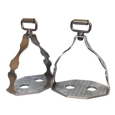 Par de estribos metálicos prateados com orifícios circulares