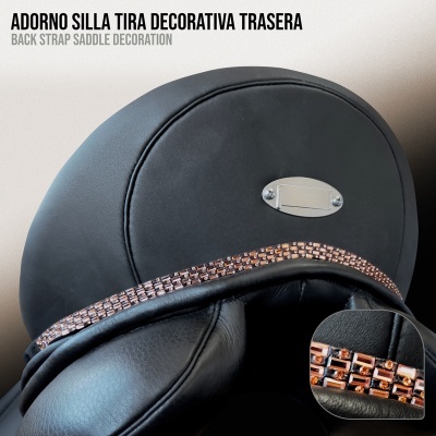 Produto adorno para cadeira em couro preto com tira decorativa metálica e chapa prateada