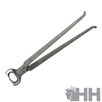 Pinça de ferro forjado cinza com ponta curva e chata sobre fundo branco