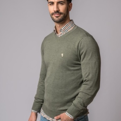 Homem com camisola verde e camisa xadrez