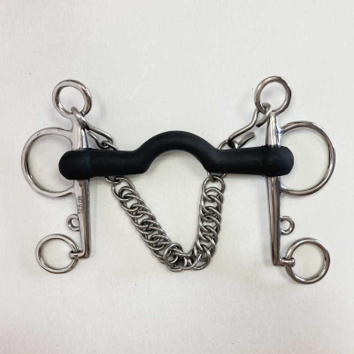 Freio para cavalo com bocal preto e argolas metálicas sobre fundo branco