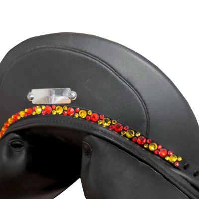 Capacete de equitação preto com pedras vermelhas e amarelas decorativas e visor metálico prateado