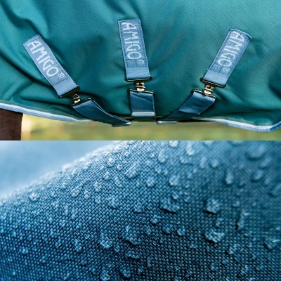Manta azul com presilhas AHNCO e tecido impermeável detalhado com gotas de água