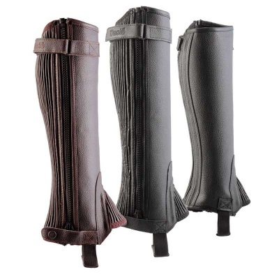Três perneiras de equitação em castanho, preto e cinza escuro com fecho e tiras de fixação