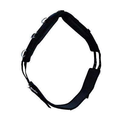Cinta preta com argolas metálicas e fivelas