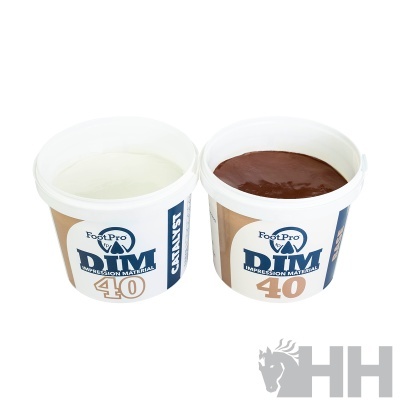 Dois recipientes de plástico com tampas brancas contendo material de impressão FootPro DIM 40, uma branca e outra castanha.