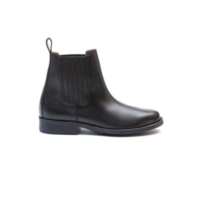 Bota Chelsea preta de couro com elásticos laterais