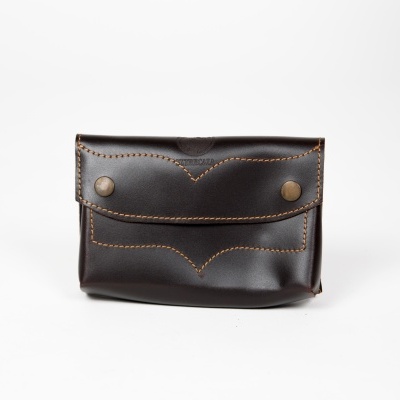 Carteira pequena em pele castanha escura com costuras laranjas e fecho de pressão