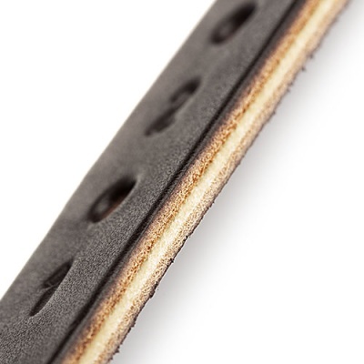 Correia de couro castanho com perfurações