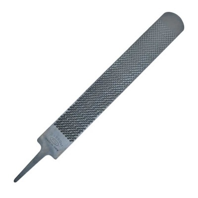 Raspador de madeira em metal cinzento escuro com textura e cabo fino