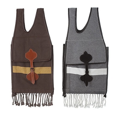 Dois sacos têxteis, castanho com amarelo e cinza com branco, com franjas e fechos decorativos.