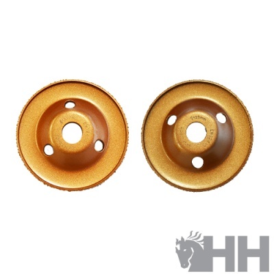 Dois discos abrasivos dourados com orifícios centrais e laterais