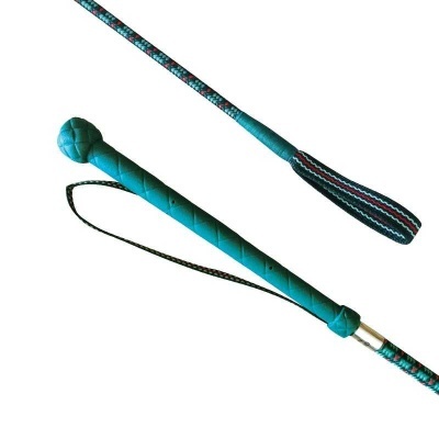 Chicote azul turquesa com pega acolchoada e ponta trançada colorida