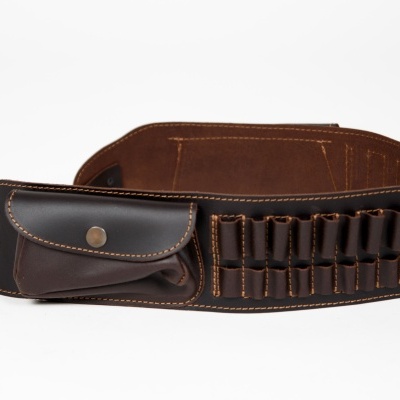 Cinturão de pele castanha com bolsa e suporte para balas