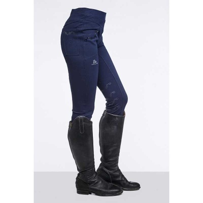 Leggings azuis escuras com bordados e botas pretas de couro até ao joelho